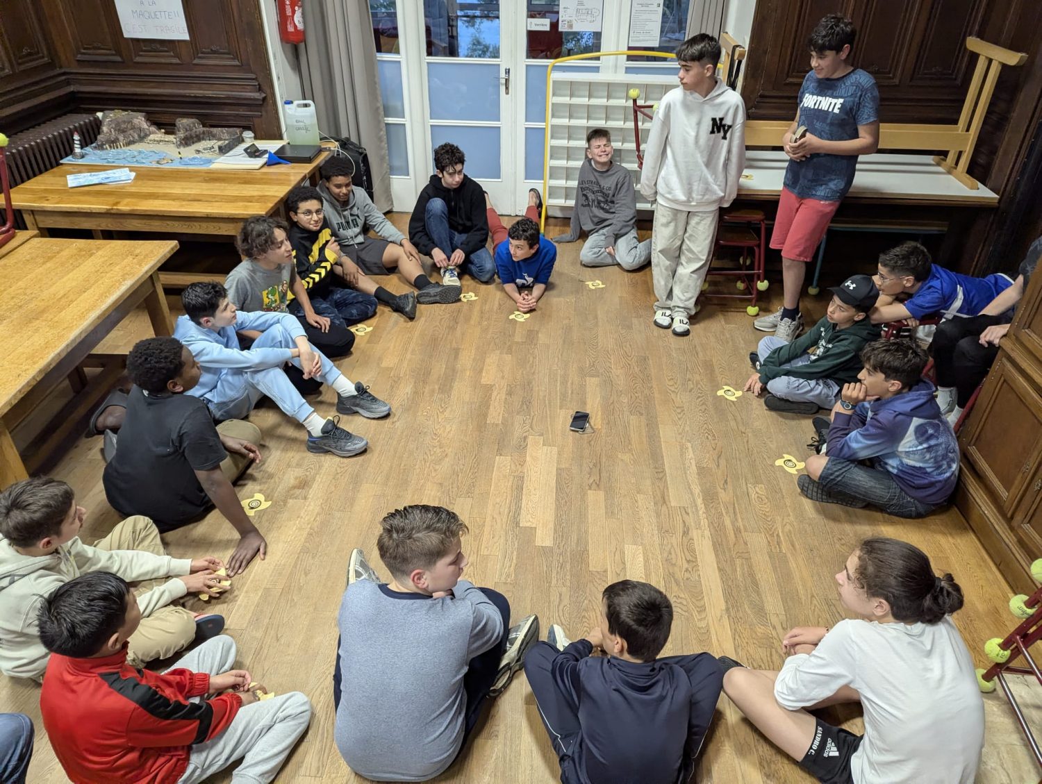 Joueurs U13 EMHB en partie de Loups-Garous à Cancale