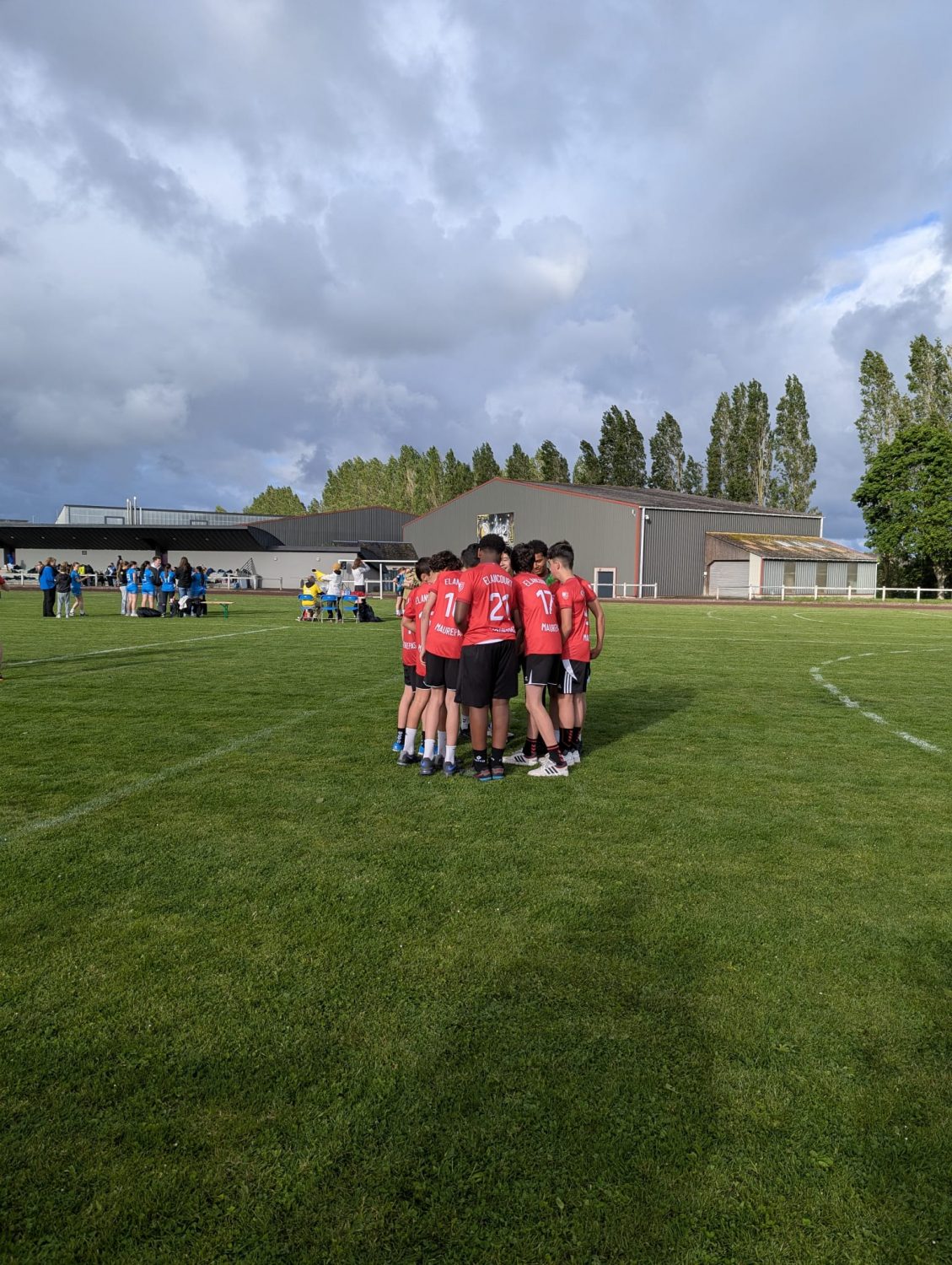 U13 EMHB Élancourt-Maurepas en match de handball sur herbe