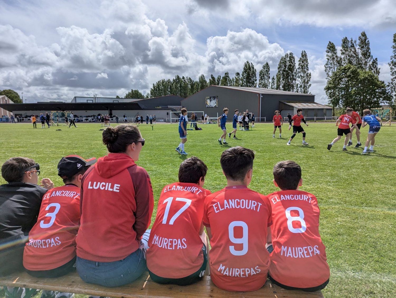 Supporters U13 EMHB assis au bord du terrain à Cancale