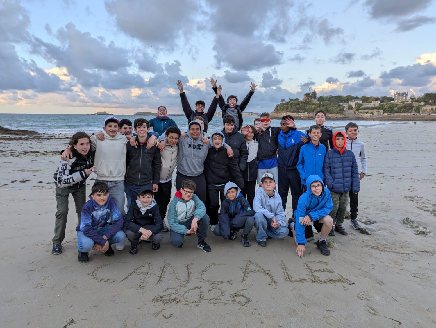 Photo de groupe des U13 EMHB sur la plage de Dinard 2026
