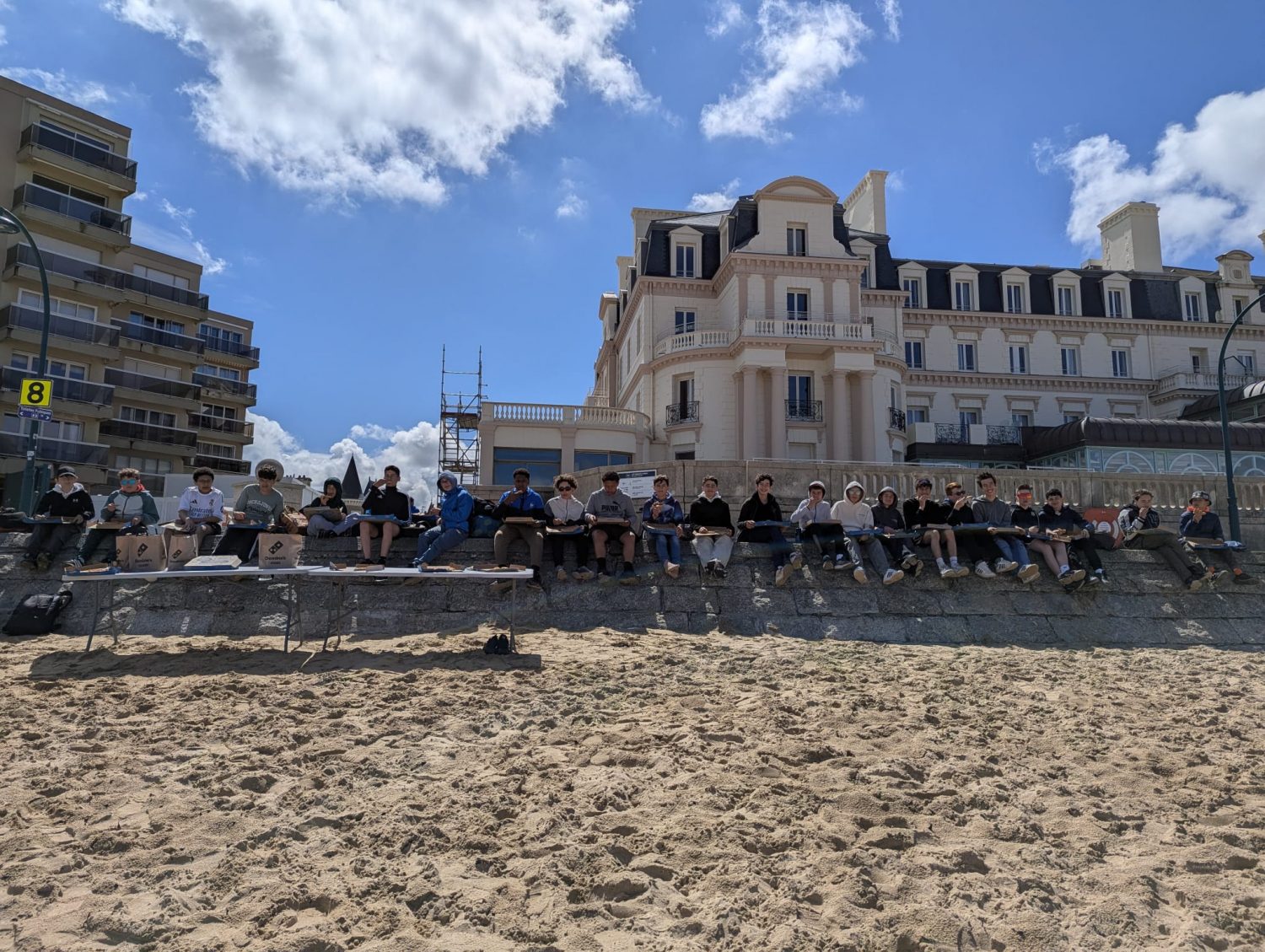 Déjeuner pizza sur la plage de Saint-Malo avec les U13 EMHB