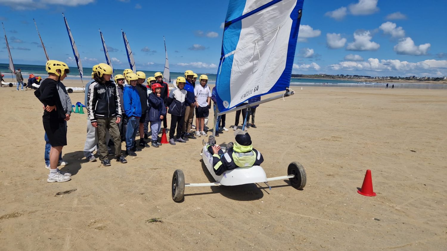 Moniteur de char à voile avec les joueurs U13 sur la plage